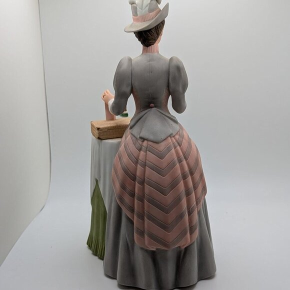 Avon President's Club 1984 Mrs Albee Award Figurine 10" - Picture 4 of 7